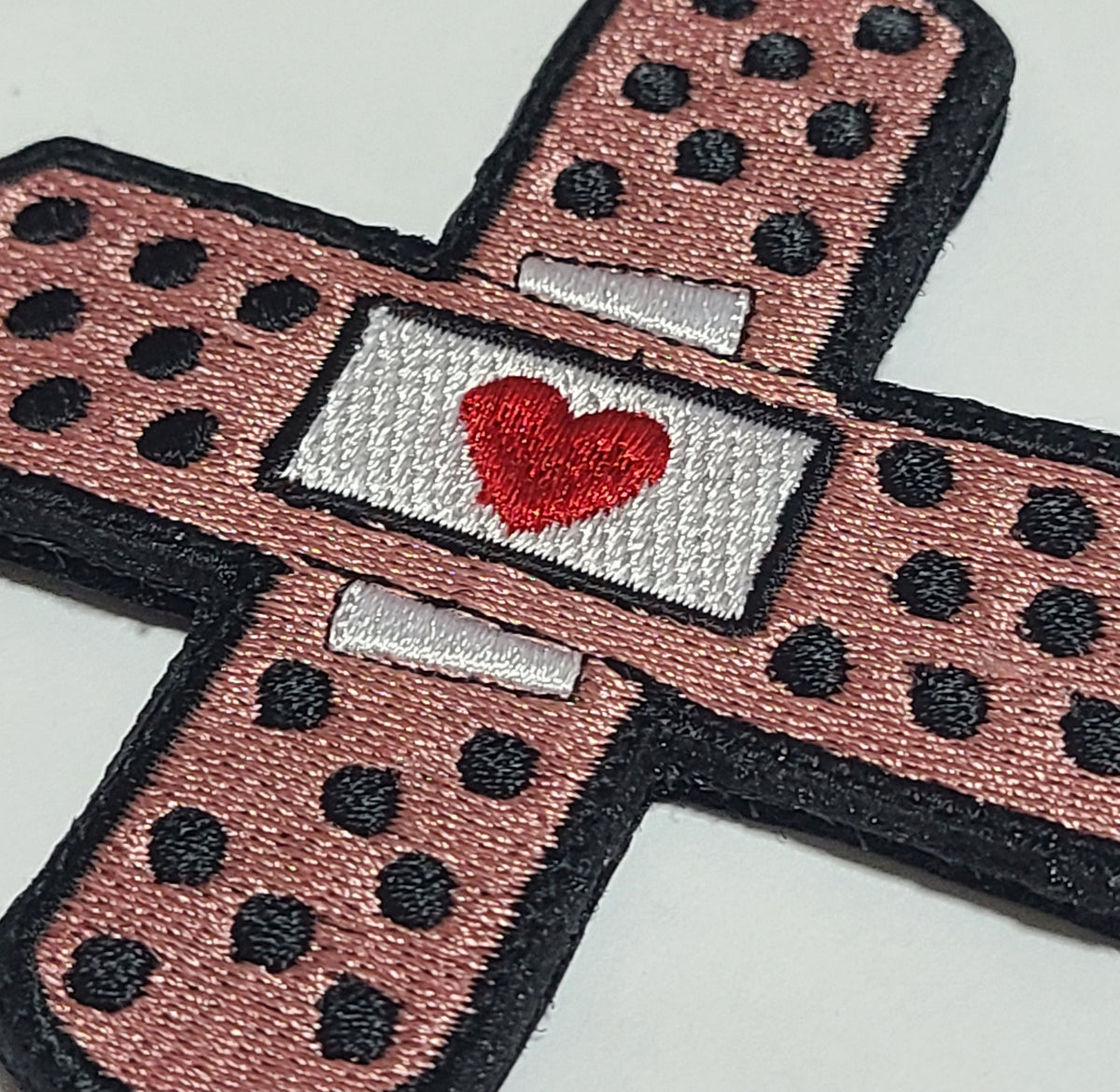 ベルクロワッペン 刺繍タイプ 絆創膏モチーフ ピンク■ミリタリーパッチ ミリタリーワッペン