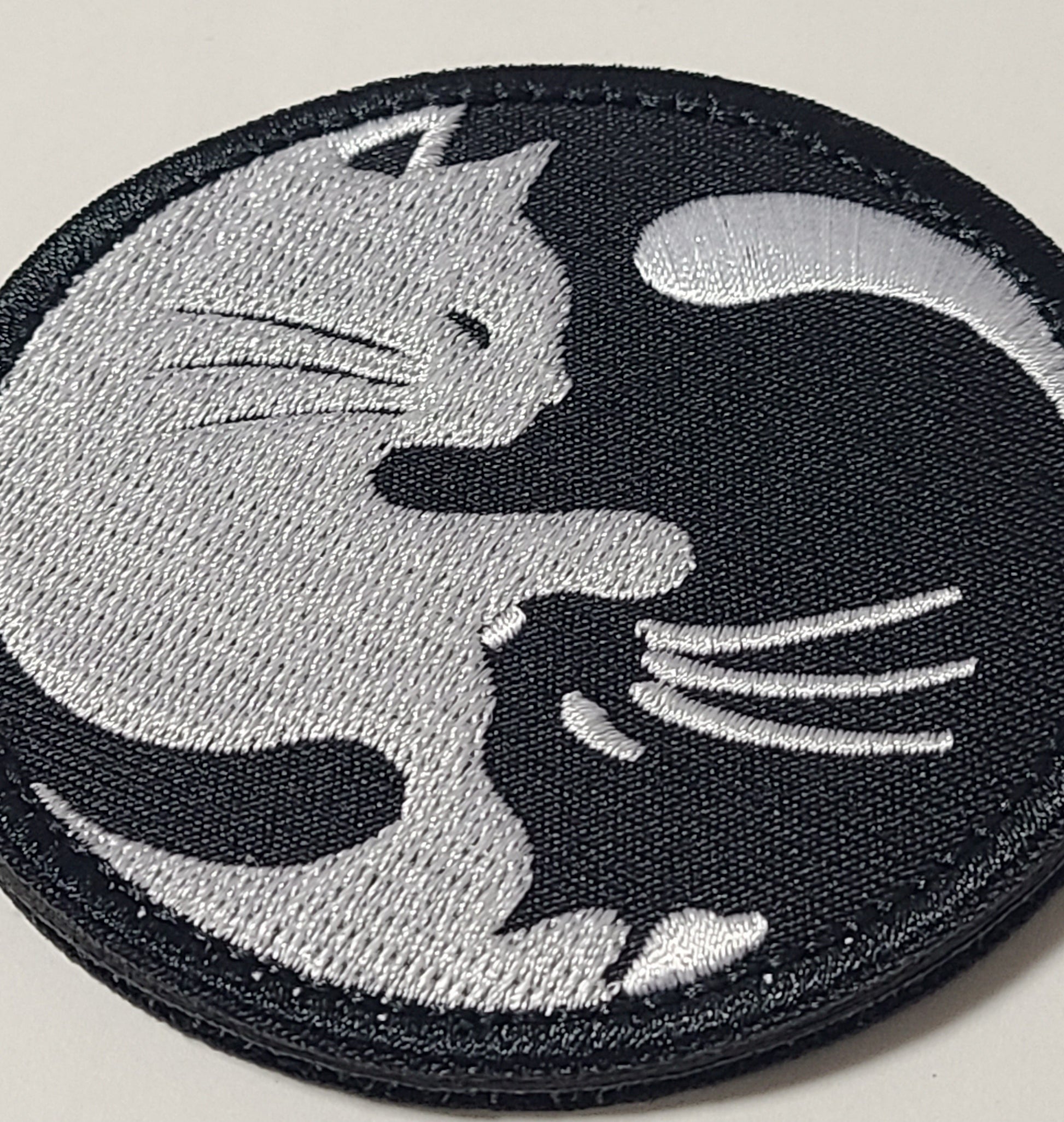 タクティカルワッペン 白黒猫(太極図風) ベルクロ仕様 - AIA - Military Goods Store