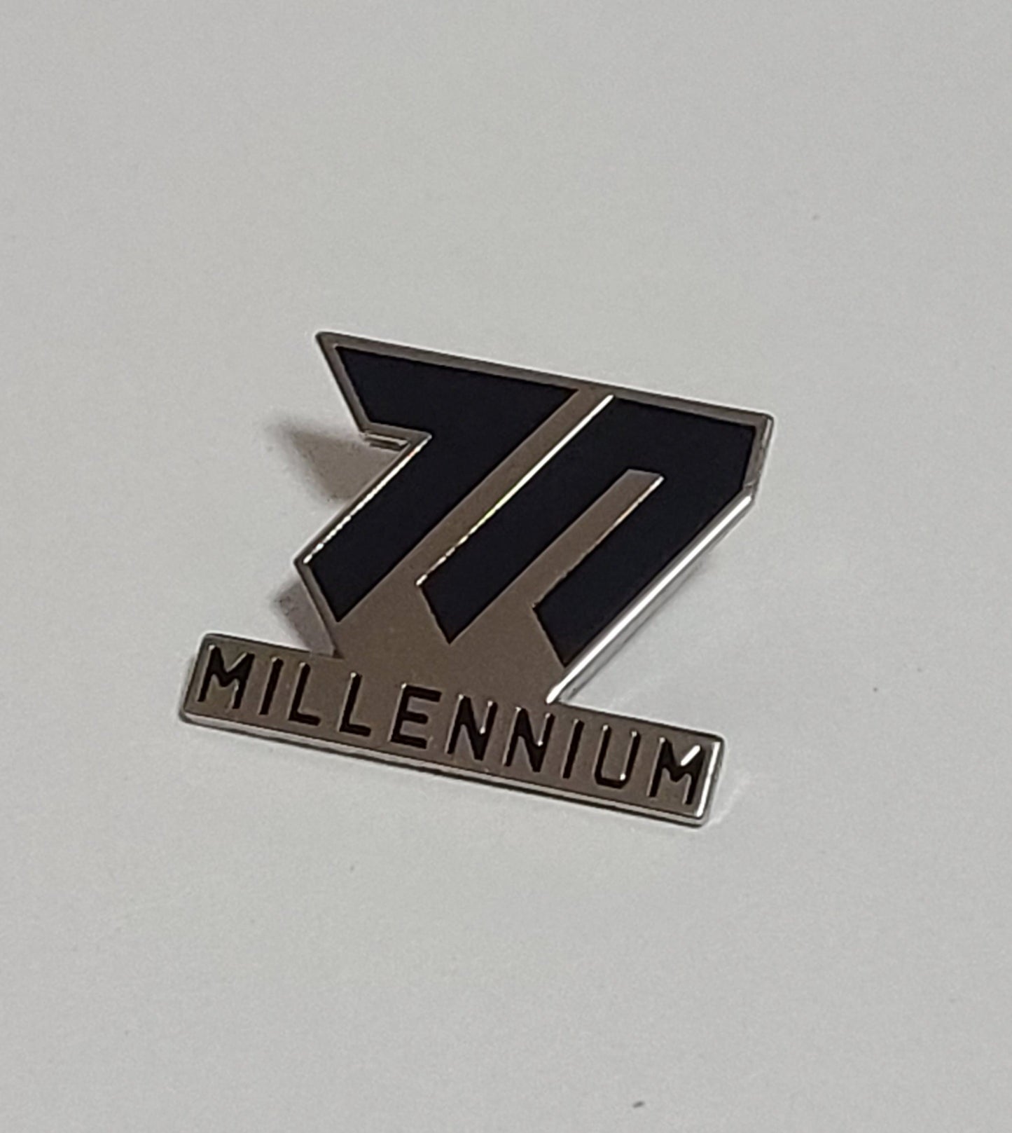 メタルピンバッチ ブルアカ ミレニアムマーキング風 ラペルピン コスプレ 装飾 金属製 - AIA - Military Goods Store