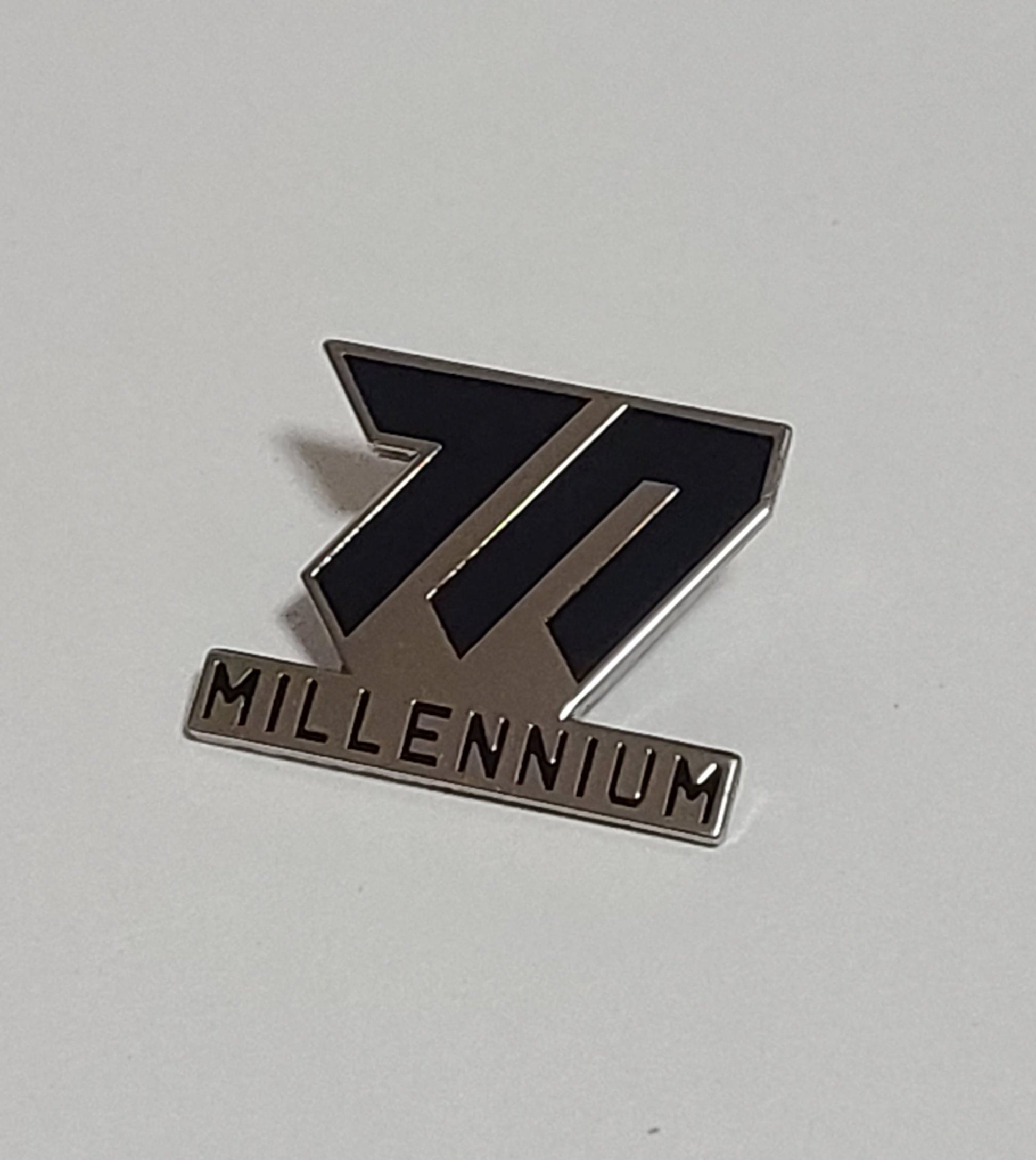 メタルピンバッチ ブルアカ ミレニアムマーキング風 ラペルピン コスプレ 装飾 金属製 - AIA - Military Goods Store